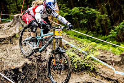 Voici les conseils VTT descente pour améliorer votre technique des champions Rachel et Gee Atherton.