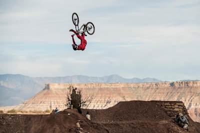 VTT Slopestyle : Brandon Semenuk pose un backflip one foot can en finale du Red Bull Rampage 2016.
