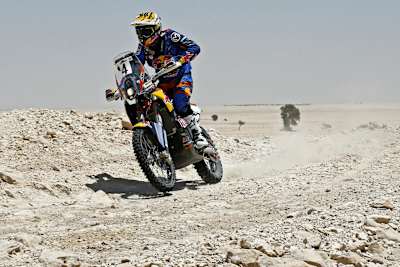Jordi Viladoms rides through the rocky trails in Qatar