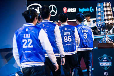 A photo of Kaka and his Newbee team at ESL One Genting