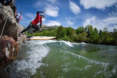 Bad Ischl: Zuhause des größten River-Surfing Wettbewerbs des Kontinents