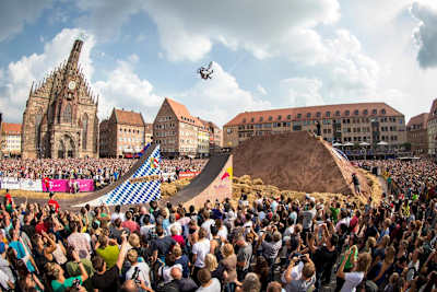 Menschenmassen beim Red Bull District Ride