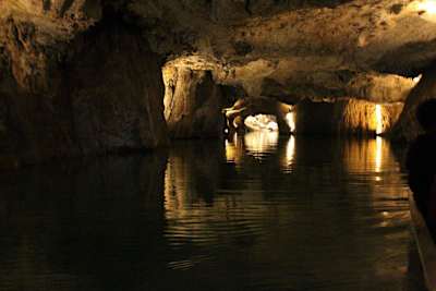 Vieux de 200 ans, le lac Saint-Léonard en Suisse est le lac souterrain le plus grand d'Europe.