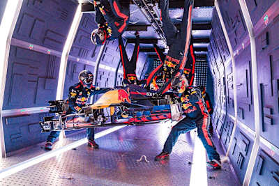 Los mecánicos de Aston Martin Red Bull Racing haciendo una parada en boxes con zero-g en una aeronave rusa.