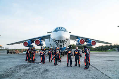 Los mecánicos del Aston Martin Red Bull Racing frente al avión 'vomit comet'.