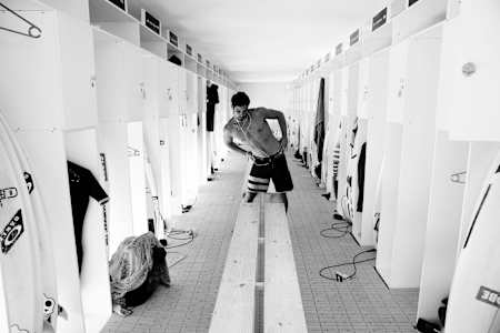 Surf-Profi Michel Bourez wärmt sich auf.