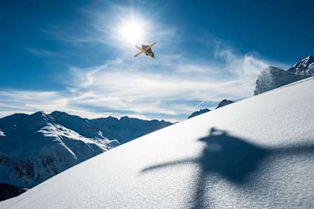Paddy Graham beim Freeskiing in Davos, Schweiz.
