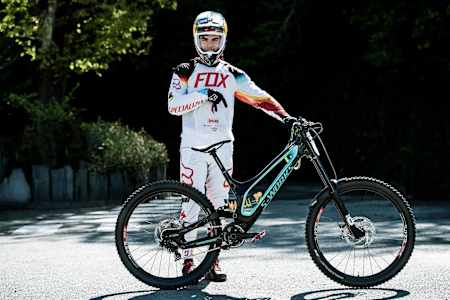 Loïc Bruni and his Specialized Demo MTB in portrait at the Lourdes World Cup in 2017.