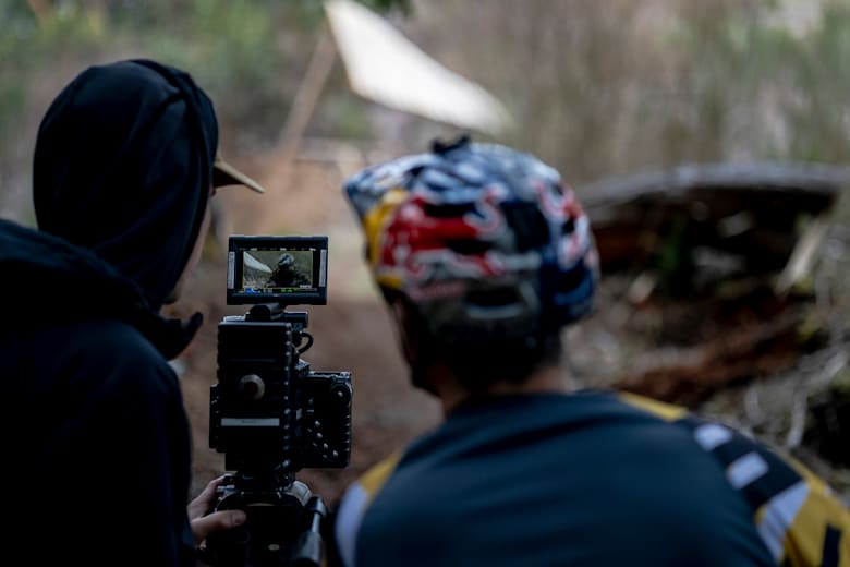 Ο MTB αθλητής Darren Berrecloth και ο σκηνοθέτης Rupert Walker μαγνητοσκοπούν πλάνα από ένα MTB μοντάζ στο Parkville της Βρετανικής Κολομβίας.