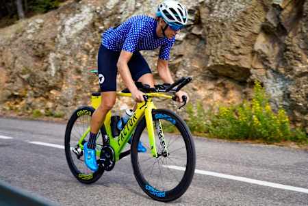 Laura Siddall rueda con la bici Factor SLiCK de triatlón.