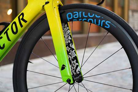 Decoración de tortugas y flores en la Factor SLiCK.