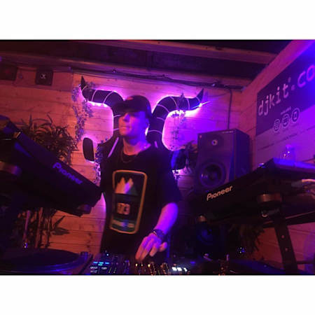 If you play darker sets then opt for low lighting on your stream, says Jamz