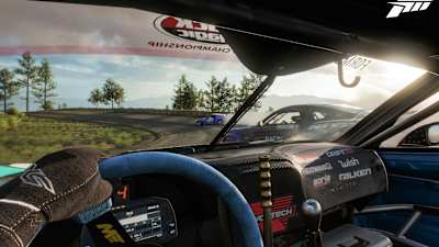 Una captura de pantalla de Forza Horizon 5 muestra un coche derrapando en las curvas cerradas del Hotel Mirador Balderrama.