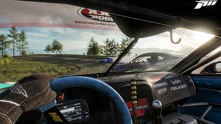 Una captura de pantalla de Forza Horizon 5 muestra un coche derrapando en las curvas cerradas del Hotel Mirador Balderrama.