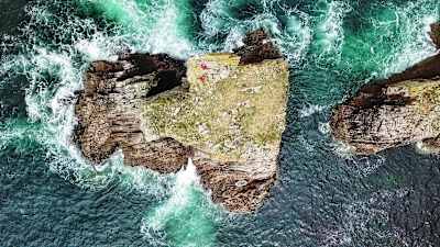 Iain Miller y un amigo en la cima de un islote en Irlanda.