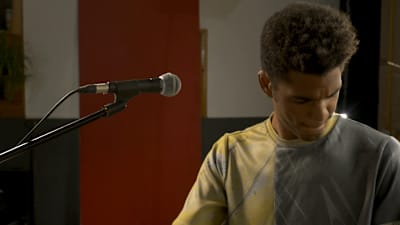 British soul singer Kyan performs live ++video++
