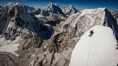 L'alpiniste Conrad Anker escalade le Lunag Ri (6 907 m) dans l'Himalaya népalais, le 24 novembre 2015.