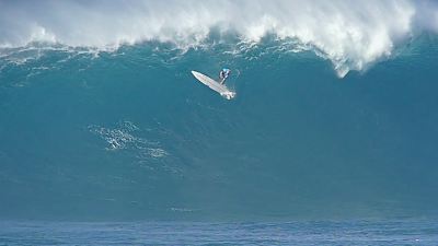 Le pro du big wave Keala Kennelly subi un wipeout pendant une session de surf de gros à Jaws sur le spot de Maui à Hawaii.