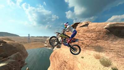 Ein Motocross Fahrer springt über ein felsige Schlucht