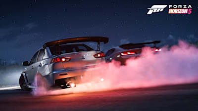 Derrapando en una curva en una carrera nocturna. Forza Horizon 5 ofrece más carreras, eventos y un mundo abierto aún mayor.