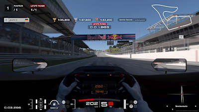 Una captura de pantalla de Gran Turismo 7 muestra la recta de salida y de meta del Red Bull Ring.