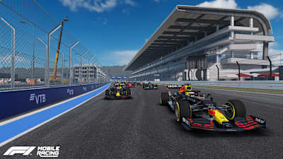 Una captura de pantalla de F1 Mobile Racing muestra a los dos coches de Red Bull en cabeza