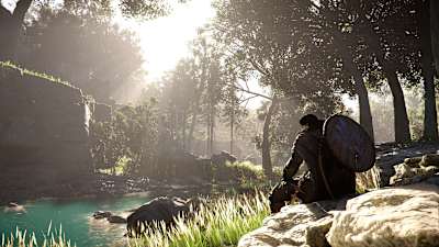 Captura de pantalla de Crimson Desert muestra al protagonista descansando en un bosque.