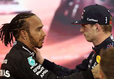 Lewis Hamilton und Max Verstappen im Gespräch nach dem F1 Grand Prix von Abu Dhabi 2021.