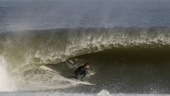El surfista vasco, Aritz Aranburu, dentro de un tubo en Skeleton Bay, Namibia.