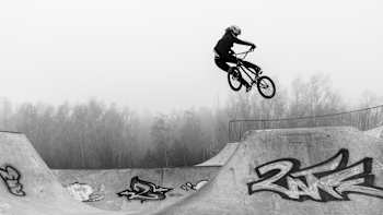 BMX-Ass Lara Lessmann beim Street-Fahren in Berlin.