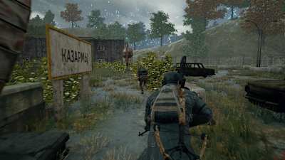 A promo image from PUBG showing combatants about to attack a building.