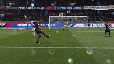 Captura de pantalla de Mbappe centrando el balón.