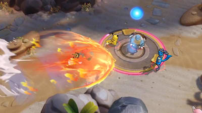 Das Feuer-Flug-Pokémon Fiaro greift Turtok, Pikachu und Lucario an.