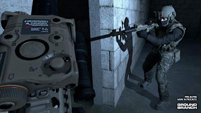 Screenshot aus dem Taktik-Shooter Ground Branch zeigt zwei Soldaten beim vorsichtigen Vorgehen.