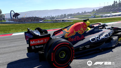 Screenshot aus F1 22 zeigt den Red Bull Boliden vor dem Bullen am Red Bull Ring
