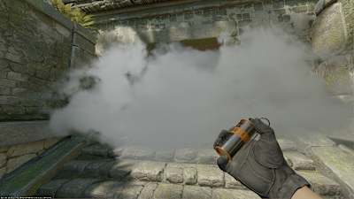 Imagen de lanzamiento de granada de humo en el videojuego Counter-Strike 2.