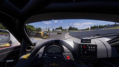 Screenshot aus Project Motor Racing zeigt ein Rennen aus der Onboard-Perspektive.