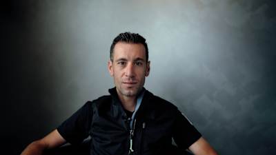 Vincenzo Nibali è uno dei più grandi specialisti delle corsa a tappe, una leggenda del ciclismo su strada, che vanta la tripla corona.