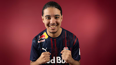 Nassim Dahman posiert im Trikot von RBLZ Gaming, dem E-Sportsteam von RB Leipzig.