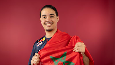 Der Deutsch-Marokkaner Nassim Dahman posiert mit der Nationalflagge.