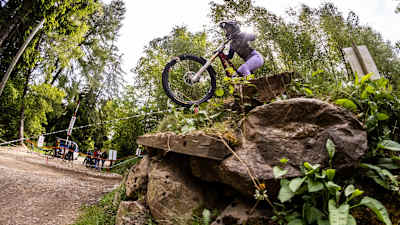 Marlena Rieger dropt von einem Felsen beim iXS Downhill Cup in Willingen 2025