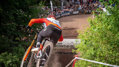Max Hartenstern auf dem Weg ins Ziel beim iXS Downhill Cup in Ilmenau 2025.