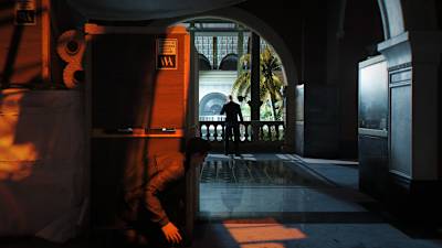 Screenshot aus 007 First Light zeigt James Bond beim Schleichen