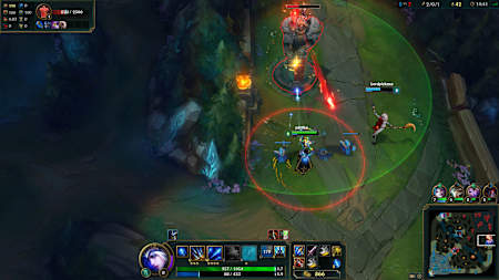 Ataque torres inimigas quando tiver Minions e use as suas para proteção