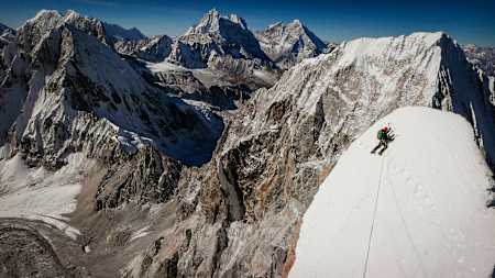 Conrad Anker si arrampica sul Lunag Ri (6,907m) nella catena Himalayana in Nepal, il 24 Novembre 2015.