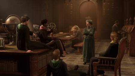 Screenshot aus Hogwarts Legacy zeigt eine Gruppe Schüler und eine Lehrerin. Als Prequel spielt das Game lange vor der Handlung der Filme und Romane.