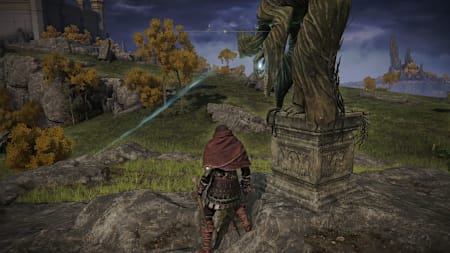 Eine Statue hält eine entzündete Kerze