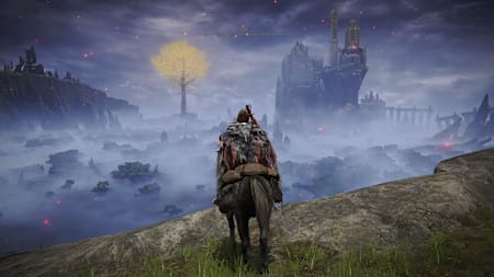 崖上から湖を望む