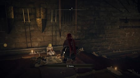 Eine blonde Frau sitzt auf dem Boden