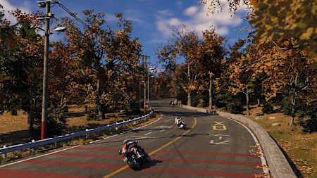 Screenshot aus RIDE 6 zeigt ein Renen im herbstlichen Japan.